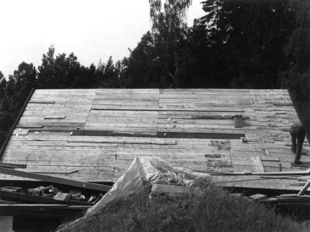 Reparasjon av tak på Oseloftet fra Setesdal. Taket mot Kjellebergstova. Fotografert av Arne Berg i 1978.