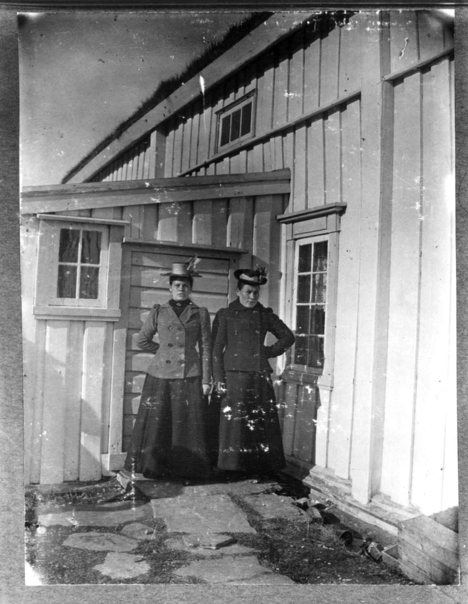Antakellig doktorfrue Wilhelmine Sofie Mørch og ukjent kvinne utenfor presteboligen Skovro i Kistrand i Finnmark, som senere ble doktorbolig. Kvinnedrakt