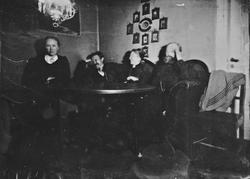 Familiegruppe i interiør, Lunden gård, Hegglandsgrend, Fyres