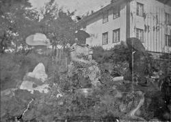 Kvinnegruppe med hunder i hagen, Lunden gård, Hegglandsgrend