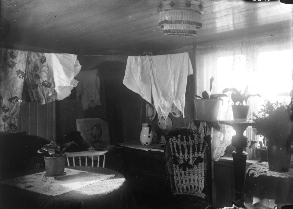 Interiør, stue, ant. Grønland, Oslo. Fra boliginspektrise Nanna Brochs boligundersøkelser i Oslo 1920-årene.
