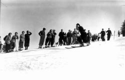 Slalåmrenn, Tryvannsåsen, Oslo. 1934. Kvinnelig skiløper i f
