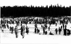 Tryvann Skøytestadion, Oslo, 1934. Skøyteløpere i aksjon på 