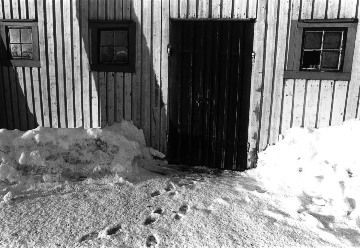 Bogstad, Oslo. 1978. Vinterbilde av uthus.