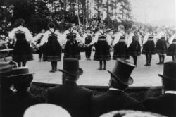 Dansegruppe på festplassen, 1902.