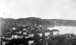 Utsikt over Arendal sentrum fra Høyveien. I forgrunnen Friho