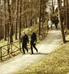 Islands president besøker NF 4/5 1971. På vei ned fra Gol st