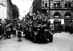 Fra Oslo under fredsdagene i 1945. Lastebil med feirende ung