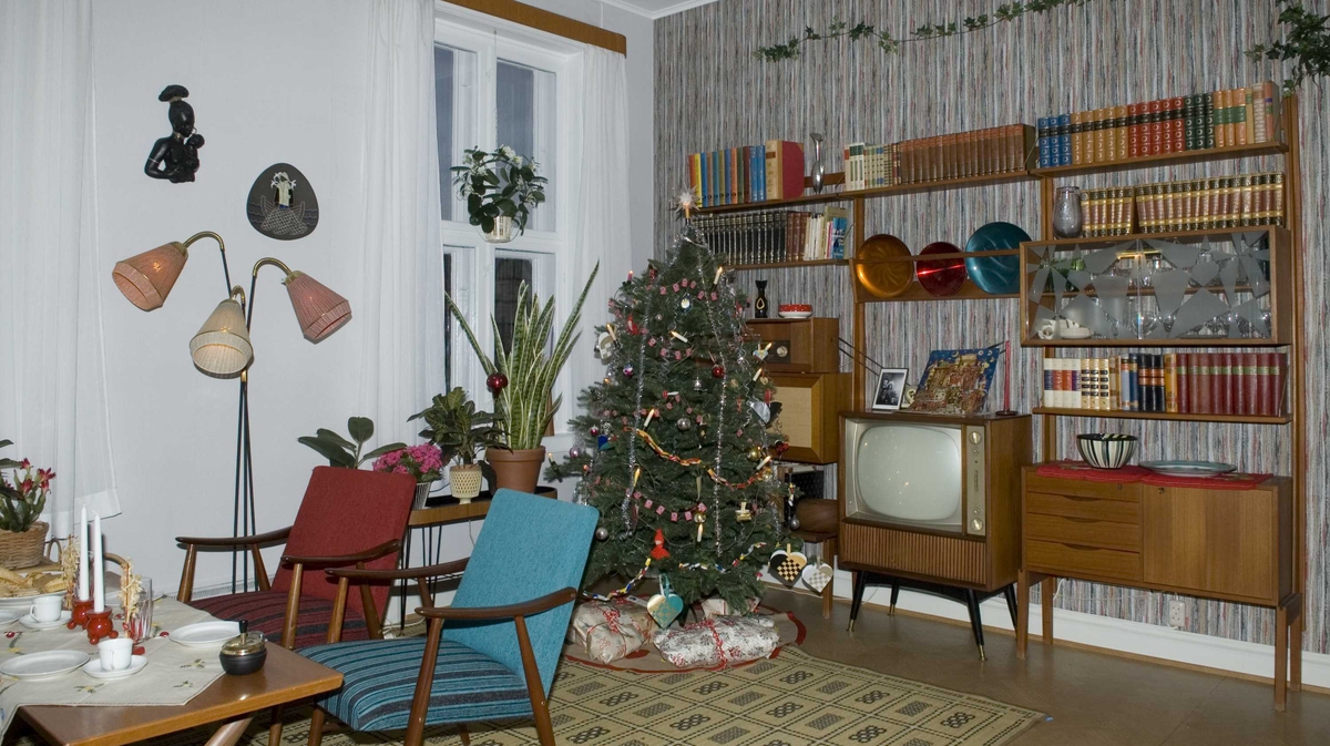 "Teak, TV og tenåringer - 1965". i OBOS-gården, Wessels gate 15. Norsk Folkemuseum, Oslo. Stua.