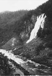 Veiparti nær Espelandsfossen ved Odda i Hardanger. Her står 