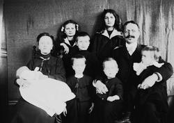 Gruppeportrett av familien Quinsgaard Wiborg, mor, far og sy