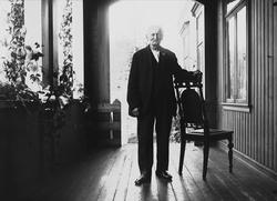 Simon Andreas, "onkel Simon". Gammel mann på veranda.