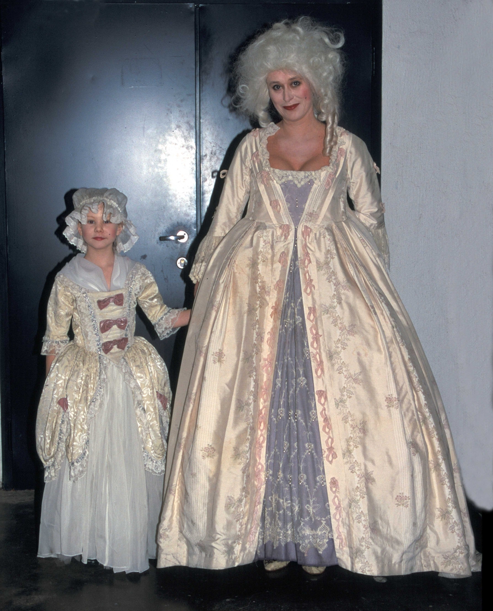 Fra den historiske motevisningen på Norsk Folkemuseum i  10.03-2001, hvor musets personale var modeller.Linnea Hægeland og datteren Hanna i rokokkodrakter.