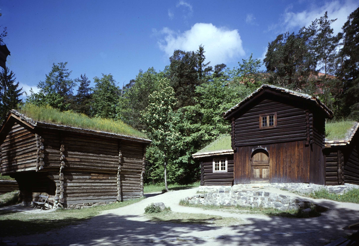 Fra Østerdalstunet på Norsk Folkemuseum.Midt i bildet ligger Barfrøstua fra Tønnes, Stor-Elvdal ca 1670, bygning nummer 151 og til venstre sees Stalll-løa bygning nummer 157 .