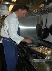 Serie bilder av tilberedning av mat til stort selskap i Rest