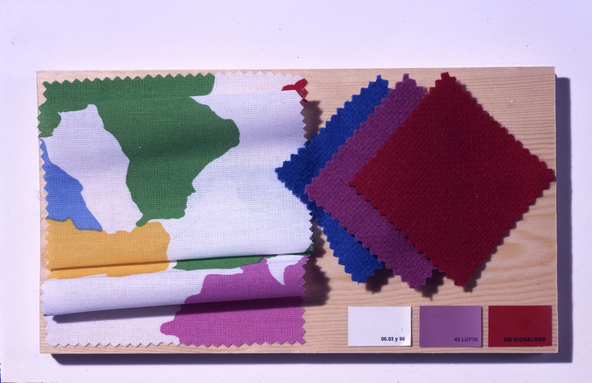 "Bolig-arkitektens" forslag til gardiner, møbelstoffer og farger i jenterom. Illustrasjonsbilde fra Bonytt 1986.