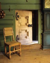 En renessansestol, en dør med to fyllinger, klinkelås og fin