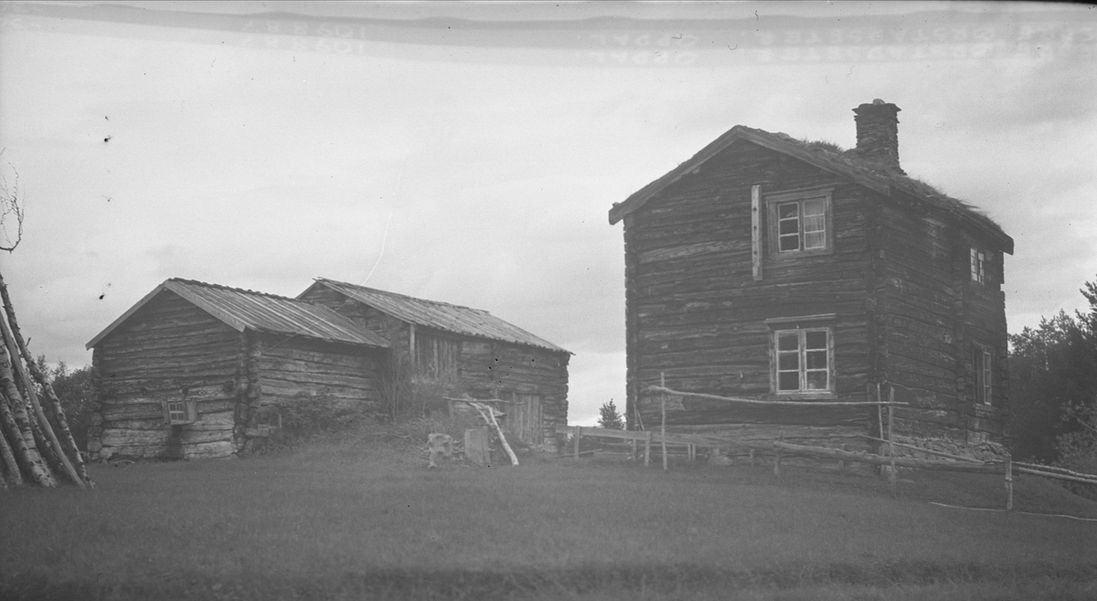 Gårdstun, Nedre Ørstadsætra, Vognill, Oppdal, Sør-Trøndelag. Fra album. Fotografert 1936.