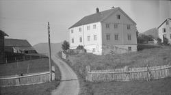 Gårdstun med hovedbygning fra 1860-70, Ålbu, Oppdal, Sør-Trø