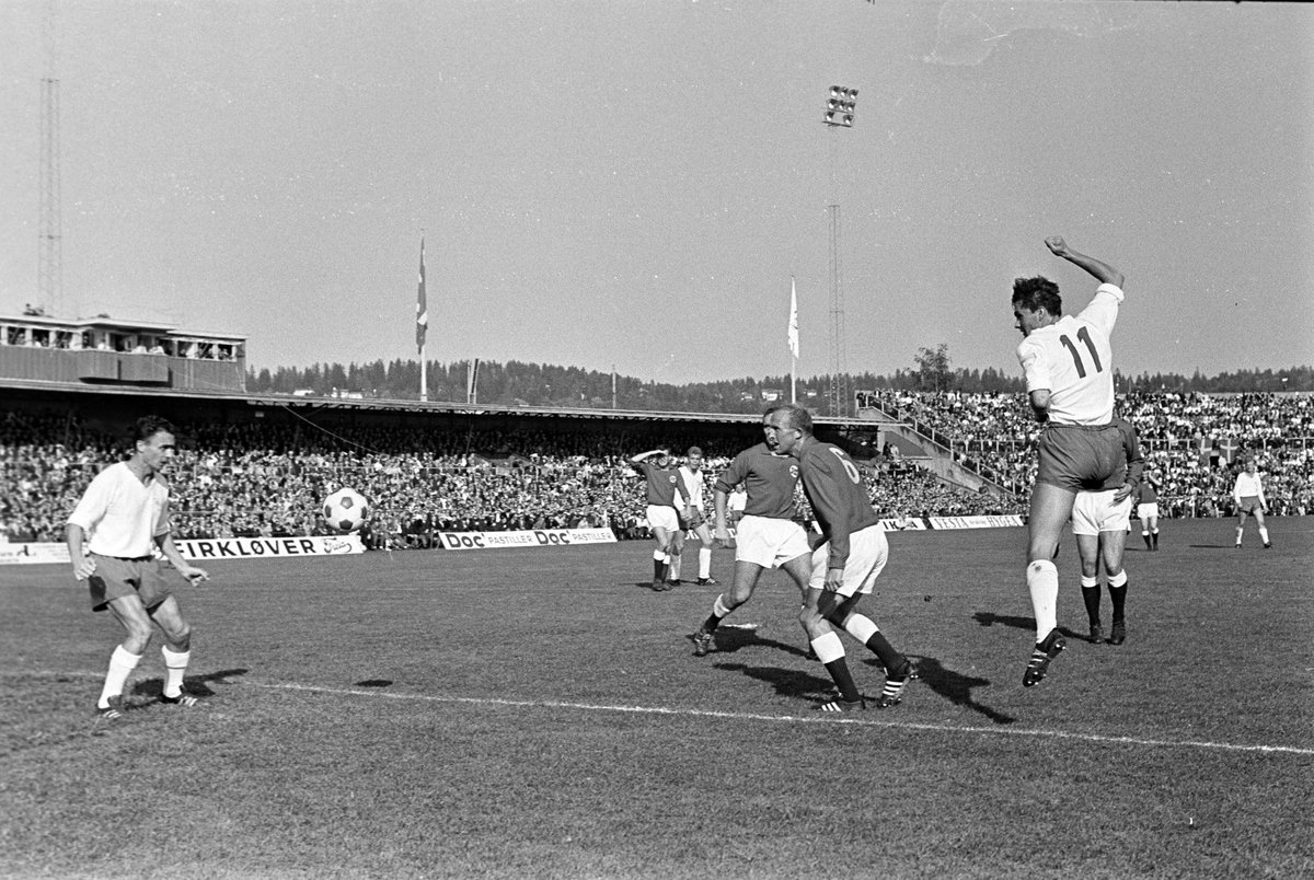 Serie bilder av landskamp i fotball, Danmark - Norge,  1967.