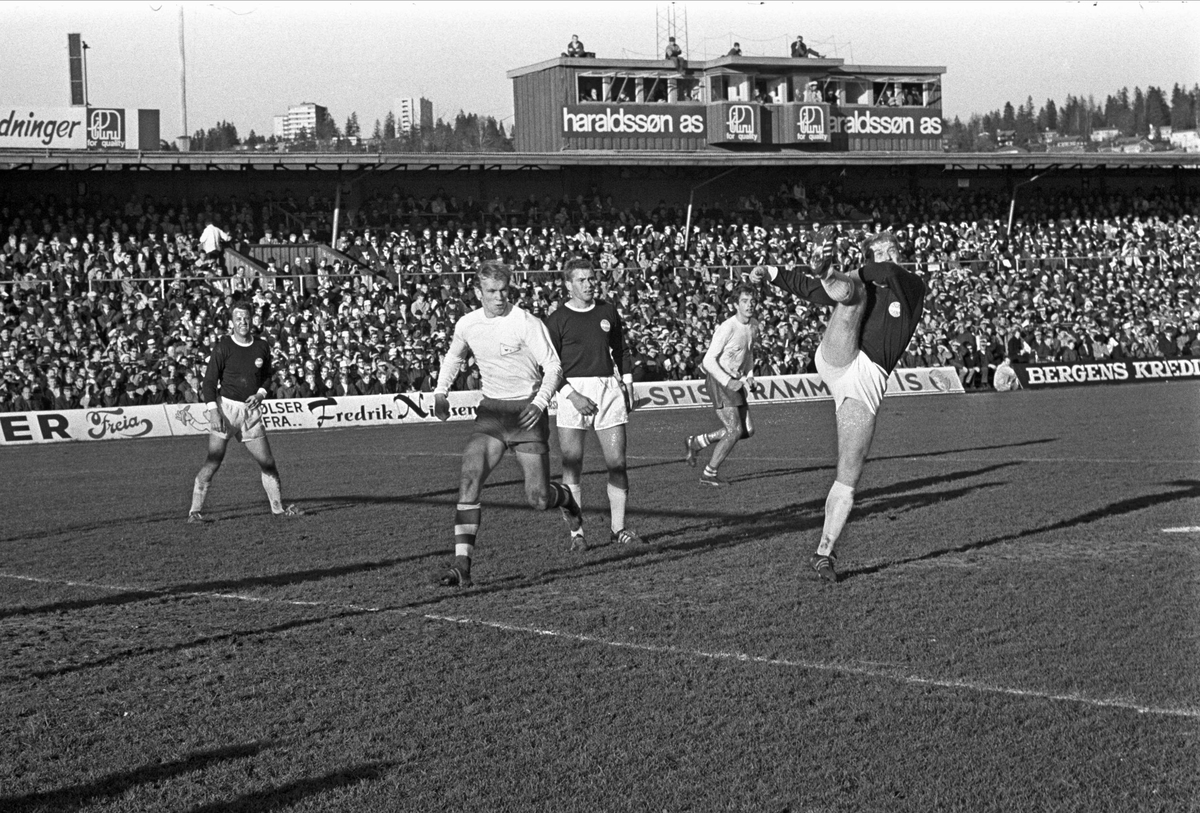 Serie. Finalekamp i NM fotball mellom Fredrikstad og Strømsgodset, Ullevål stadion, Oslo. Fotografert 1969.