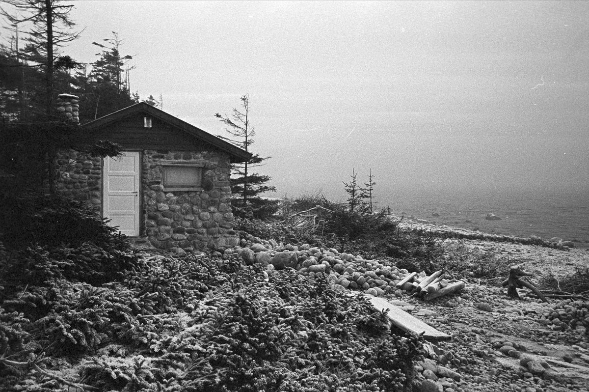 Serie. Hus og strender på Jomfruland, Kragerø, Telemark. Fotografert des. 1963.