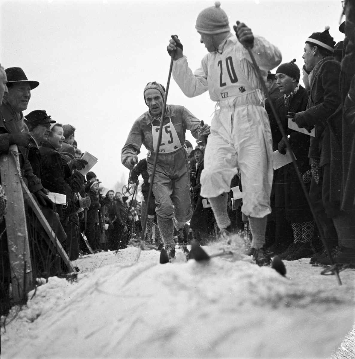 Serie. Skiløperen Halgeir Brenden konkurrerer og jobber som skogsarbeider. Fotografert 1955.