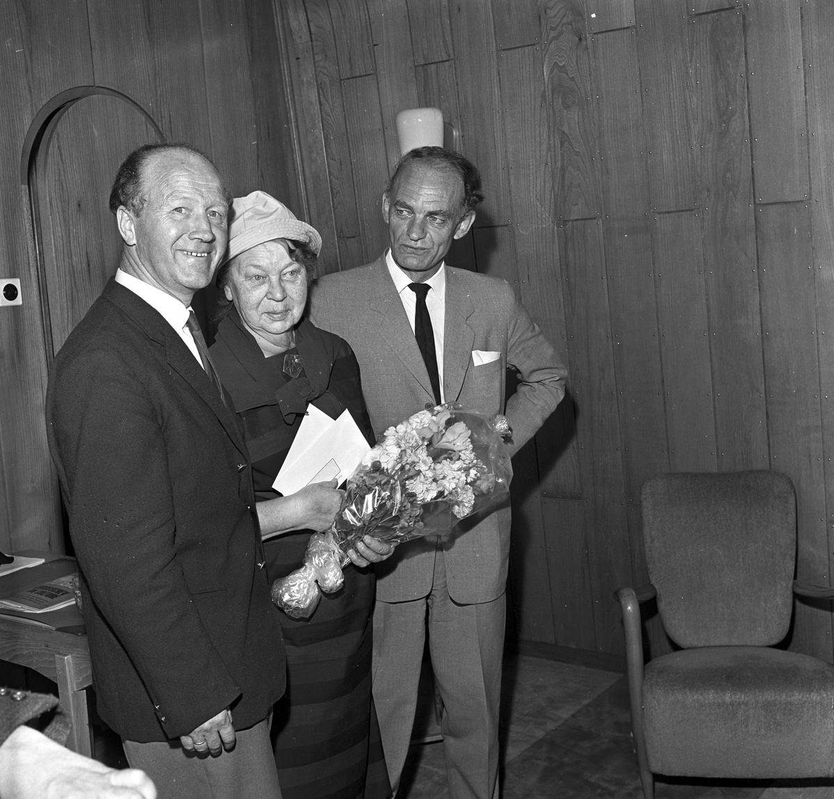 Aslaug Vaa mottar pris i anl.Haldis Moren Vesaas i kringkastingen.
Fotografert 1963.