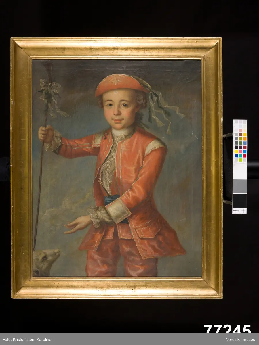 Barnporträtt, stående knästycke, pojke som herde, med herdestav och lamm.
