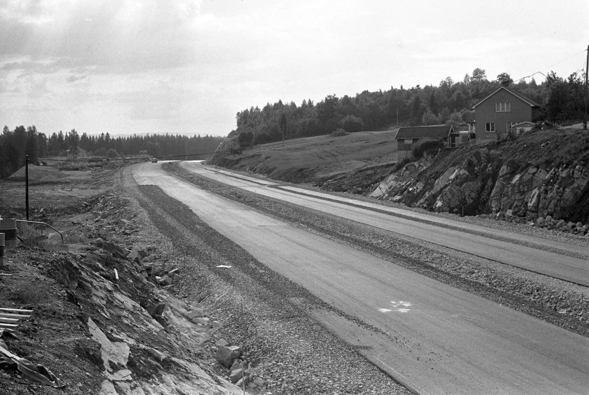 Serie. Drammensveien ved Lierskogen i Buskerud. Den nye motorveien. Fotografert august 1969.


