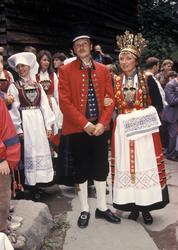 Brudgommen henter bruden i Hordalandstunet.