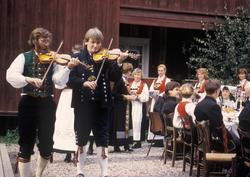 Grøt-seremoni, den nye kona får servert grøt.