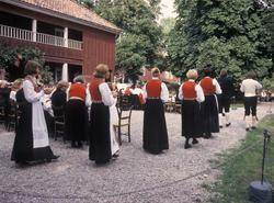 Grøt-seremoni, den nye kona får servert grøt.