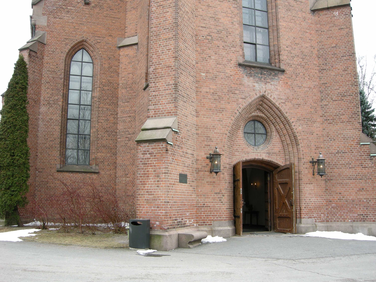 2. påskedag i Vestre Aker kirke, Oslo, 24.03.2008. Fra kirkens eksteriør. Inngangspartiet.