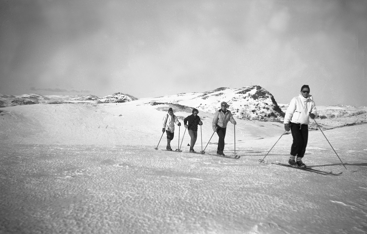 To unge kvinner og to unge menn, antagelig familiemedlemmer og venner av Arentz-familien, på skitur på Norefjell i Buskerud. Fotografert påsken 1948.