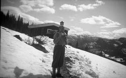 Fritjof Arentz måker snø foran feriestedet Ligardshaugen i E