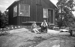 Jofrid og Johannes Smidt foran nybygget hytte på Storøya ved