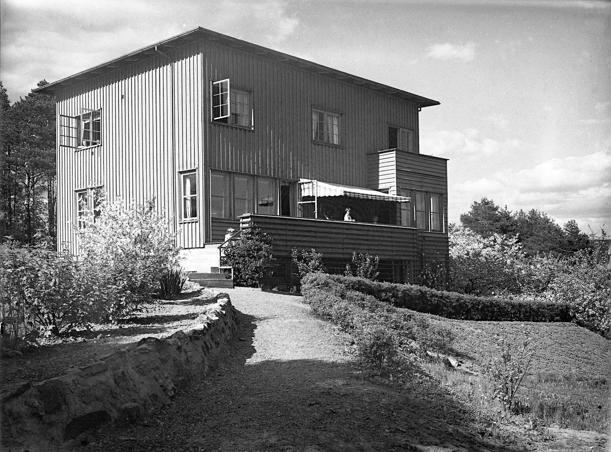 Huset sett fra garasjen i P.T. Mallings vei 4, Bygdøy. Fotografert 1934.