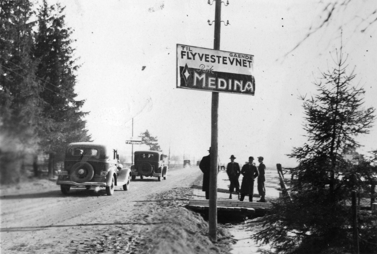Skilt med veibeskrivelse til flystevnet over Øyeren 17/3 1935 med reklame for Medina sigaretter.