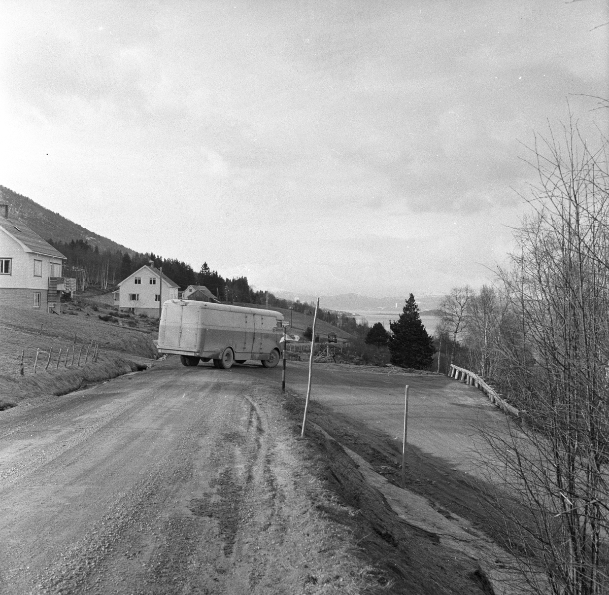 "NSB Bilruter" på veien mellom Ålesund og Åndalsnes. Parkert ved et veiskille. Fotografert 14. april 1956.