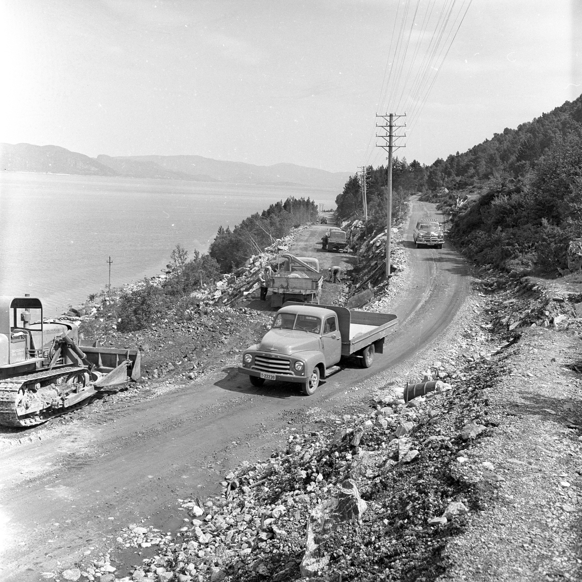 Veibygging på Ålesundveien. Lastebil nærmest er Opel Blitz. Denne modellen ble produsert 1952-60.
Fotografert 1958.