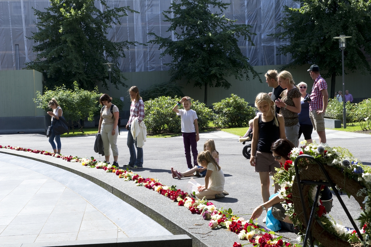 Regjeringskvartalet. Blomster og kondolanser lagt ned i Oslo sentrum i forbindelse med ettårsdagen for terrorhandlingene i Oslo og på Utøya.