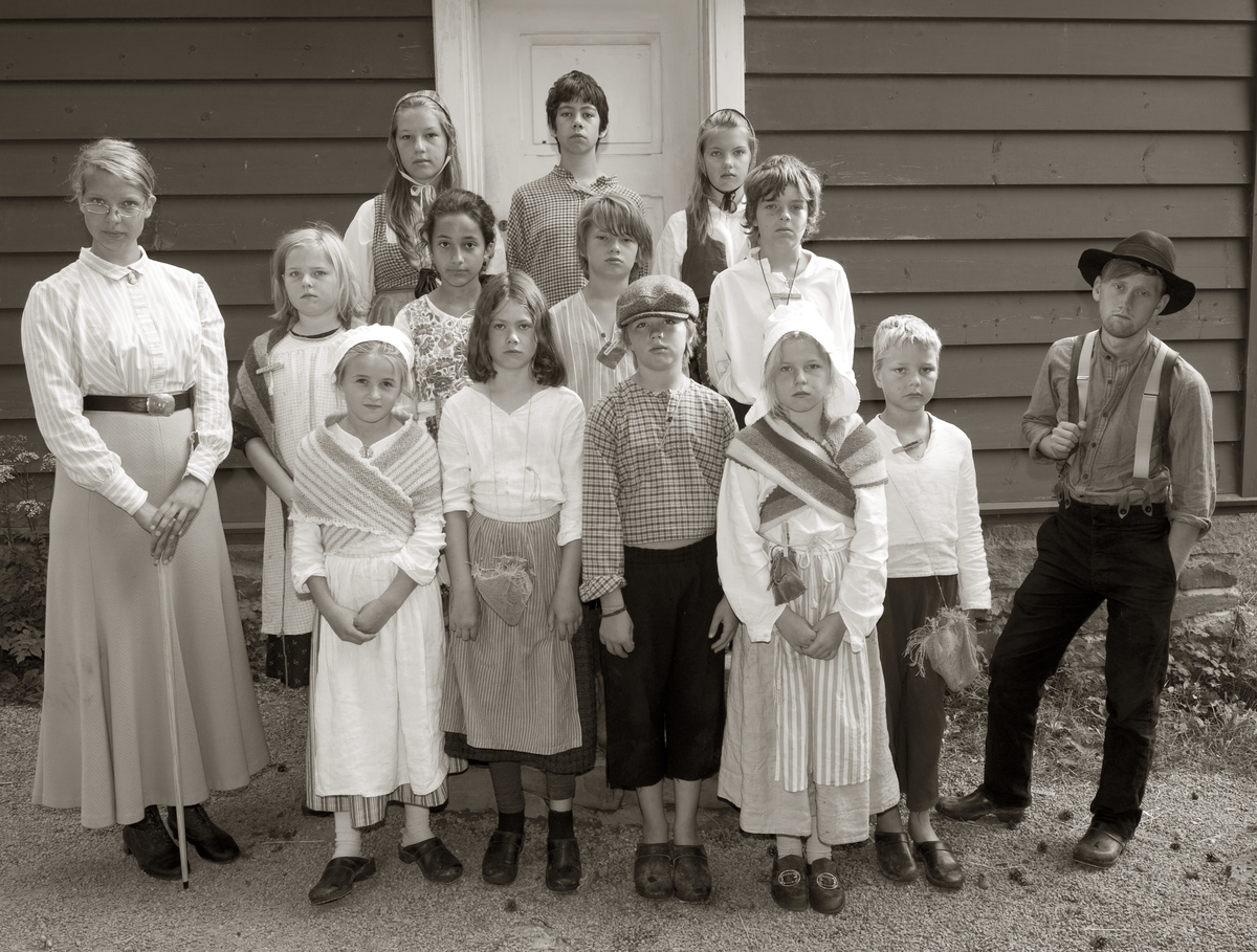 På historisk ferieskole får barn kjennskap til tradisjoner og historie gjennom opplevelser, lek og læring.Klassebilde av elever på ferieskolen i uke 33 utenfor skolestua.