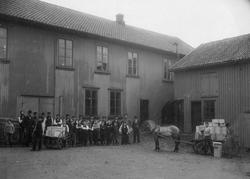 Fabrikkarbeidere utenfor T.M Nielsen & Søns Tobaksfabrik som