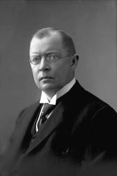 Portrett, mann i dress med briller. Direktør Svendsen, Dramm