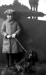 Gruppeportrett, gutt med frakk og sixpence og hund i bånd.