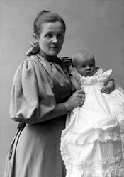 Gruppeportrett, kvinne med spedbarn i dåpskjole. Fru Hjort.