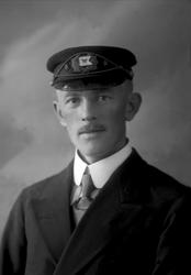 Portrett, J. Aarvik med uniformslue.