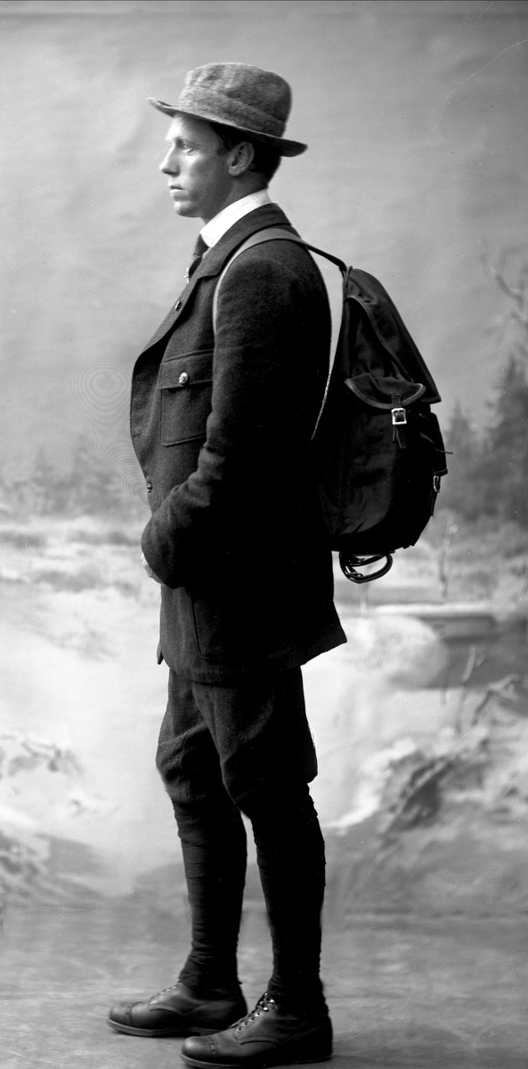 Portrett, mann med sekk, jaktkledd. Herr Trygve Young.