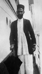 Avfotografering. Portrett, mann med fez og paraply ved rekka